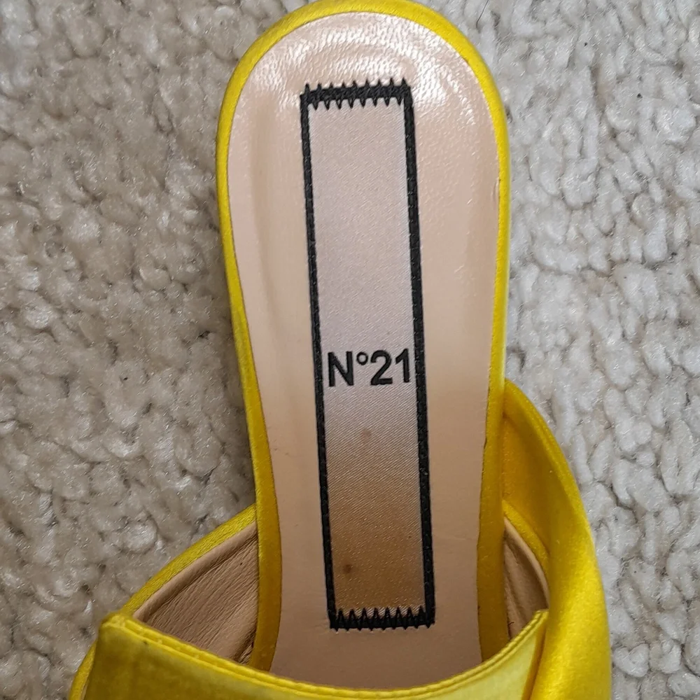 No 21 YELLOW SATIN Kitten Heels Size 7 - Picture 6 of 16